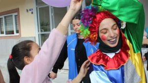 Karaman'da depremzede çocuklar gençlik merkezinde moral buluyor