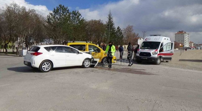 Karaman'da otomobil ile ticari taksi çarpıştı: 1 yaralı