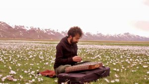 Ovayı beyaza bürüyen kardelenler arasında santur keyfi