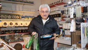 Toplayıcıdan 1 liraya aldığı atık şişeleri Avrupa'ya 50 euroya satıyor