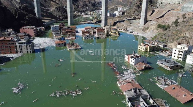 Çocukken koşup oynadıkları cadde ve sokaklarda bu kez kürek çektiler