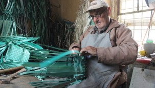 Felçli haliyle plastik atıklardan çanta yapıyor