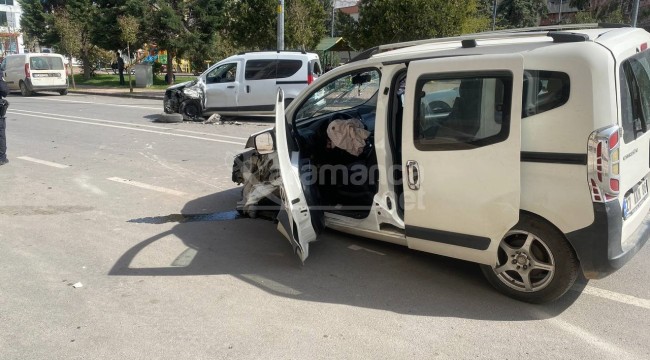 İki araç kafa kafaya çarpıştı: 8 yaralı