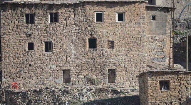İlçedeki asırlık kolonsuz taş evler yıllara meydan okuyor