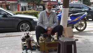 Kaldırımda yaptığı işle 6 evlat büyütüp, iki kez umreye gitti