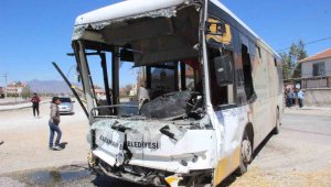 Karaman'da halk otobüsü ile kamyon çarpıştı: 7 yaralı