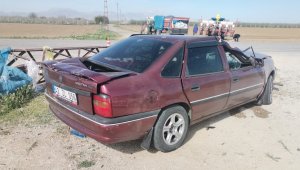 Karaman'da kontrolden çıkan otomobil elektrik direğine çarptı: 1 yaralı