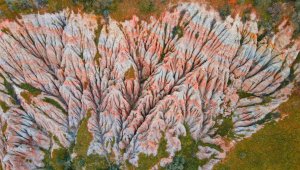 Keşfedilmeyi bekleyen renkli peri bacaları görenleri mest ediyor