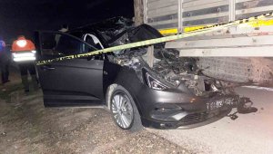 Otomobilin tıra çarptığı kazada 2 yaralı