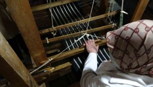 80 yıllık dokuma tezgahını Enstitüye bağışladı