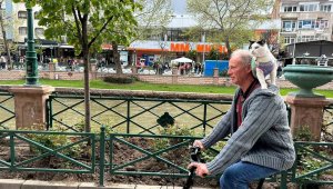 Boynunda kedisi ile tüm Türkiye'yi dolaşıyor