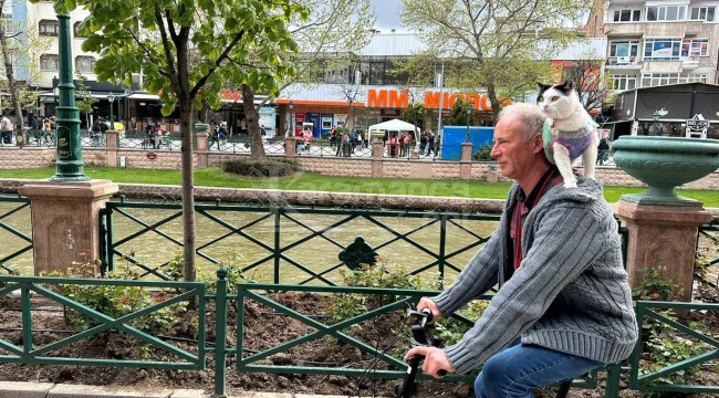 Boynunda kedisi ile tüm Türkiye'yi dolaşıyor