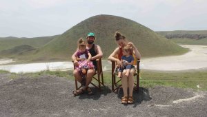 Hollandalı turist aile Meke Gölü'nde