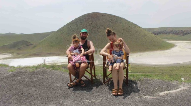 Hollandalı turist aile Meke Gölü'nde