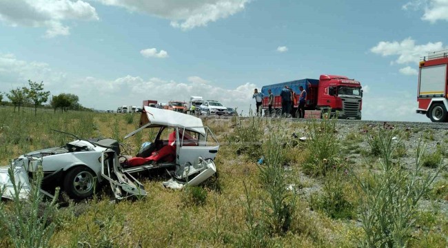 Karapınar'da otomobil tıra çarptı: 1 ölü