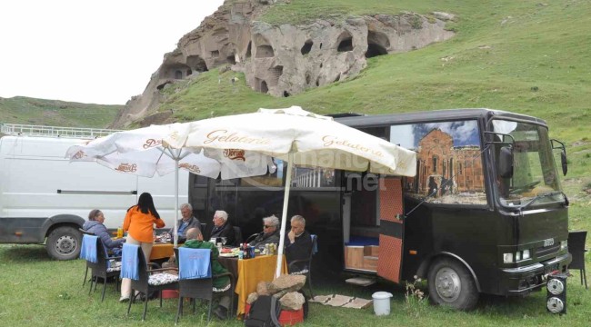 Karavanıyla hem turistleri gezdiriyor hem de şehri anlatıyor