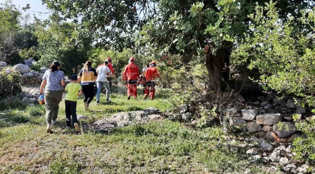 Kayalıklarda yaralanan turist ile mahsur kalan keçi kurtarıldı