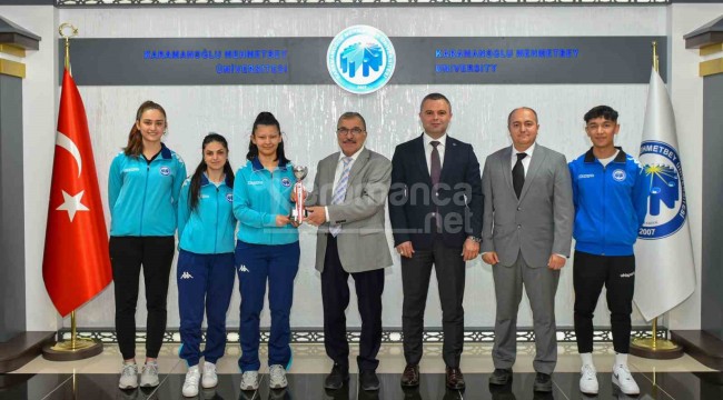 KMÜ, badminton takımı kupa ile döndü