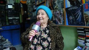 Müziğe olan aşkı yaş tanımadı, 70'inde sahnelere çıktı