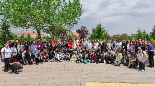 Rektör Gavgalı, KMÜ'ye misafir olan yabancı öğrencilerle buluştu