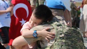 Aileleriyle vedalaşan komandolar sınır ötesine uğurlandı