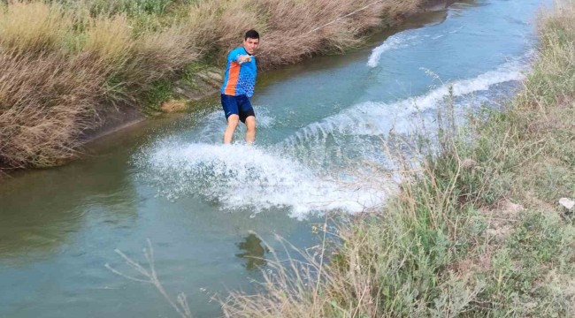 Traktör ile köydeki sulama kanalında sörf yaptı