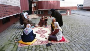 15 yıldır hiç aksatmadan zemzem suyundan yapıp dağıtıyor