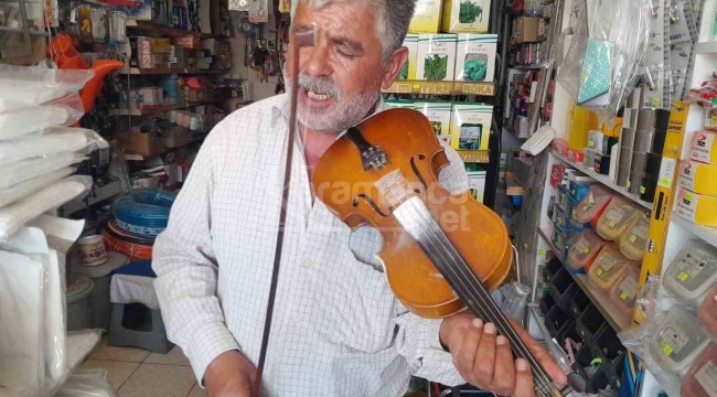 Babadan kalma asırlık kemanıyla 45 yıldır sokak müziği yapıyor