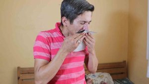 Babasının maaşını almak için evi terk eden eşine gözyaşlarıyla seslendi