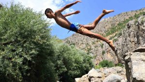 Eşeklerle gelip dağın zirvesinde yüzüyorlar