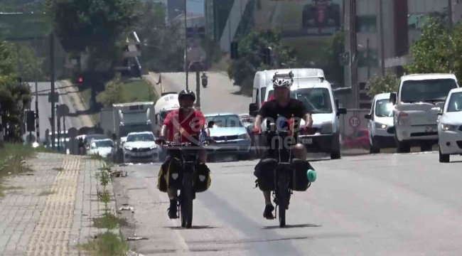 Gurbetçiler Belçika'dan Türkiye'deki baba ocağına bisikletle geldiler