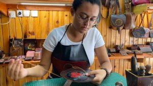 Hobi olarak başladığı işte 19 yaşında kendi atölyesini açtı