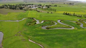 İlçedeki menderesler görenleri büyülüyor