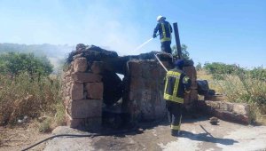 Karaman'da çıkan yangında bağ evi kullanılamaz hale geldi