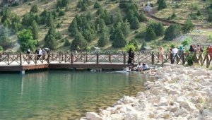 2 bin 970 rakımdaki dağ, göl manzarasıyla misafirlerini ağırlıyor