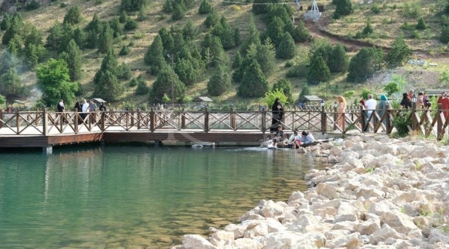 2 bin 970 rakımdaki dağ, göl manzarasıyla misafirlerini ağırlıyor