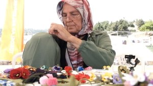 70 yaşında, tek eliyle iğne oyası yaparak geçimini sağlıyor