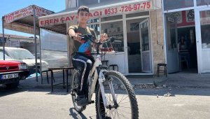 Bisiklet üzerinde günde 600 bardak çay dağıtıyor