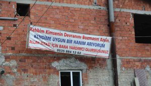 Bu pankartı görenler önce şaşırıyor sonra gülüyor