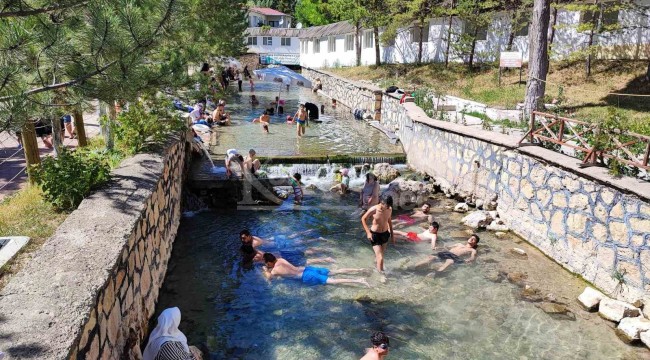 Dünyada benzeri yok, hem serinliyorlar hem şifa buluyorlar