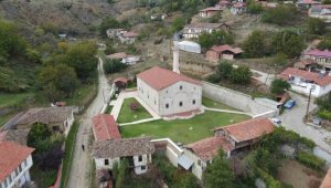 Hz. İsa ve havarilerinin figürleri cami kubbesinde