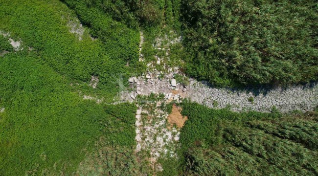 Sular çekilince ortaya çıkan tarihi yol havadan görüntülendi