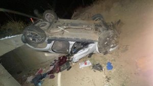 Devrilen otomobilde sıkışan 3 kişiyi itfaiye kurtardı