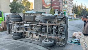 Ekmek servis araçları çarpıştı: 1 yaralı