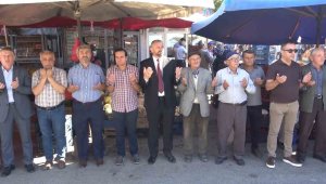 İlçenin tam ortasında, 700 yıldır her salı günü bu şekilde açılıyor