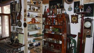 Köydeki evinde 50 yılda topladığı 10 bin eşyanın bazıları 200 yıllık