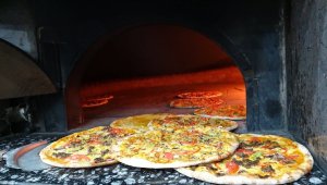 Memleketine dönen gurbetçi köye pizzacı dükkanı açtı