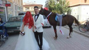 Vinçle evlilik teklif etti, gelin almaya at üstünde geldi