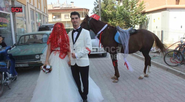 Vinçle evlilik teklif etti, gelin almaya at üstünde geldi