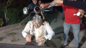 Yumurta sağanağına tutulan damadın başına sirkeli su döktüler